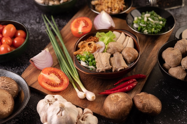 Guay Jap, boulettes de viande, saucisse de porc vietnamienne et os de porc, cuisine thaïlandaise.