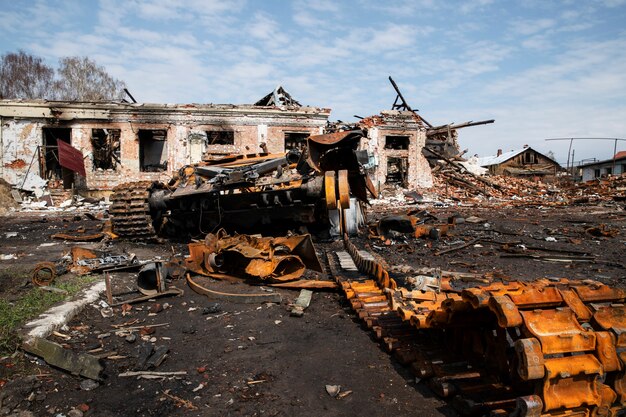 La guerre des chars russes en ruine en ukraine