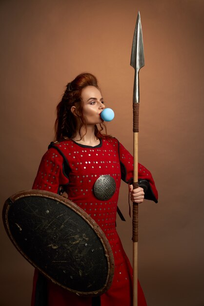 Guerrière soufflant de la grosse gomme à bulles bleues.