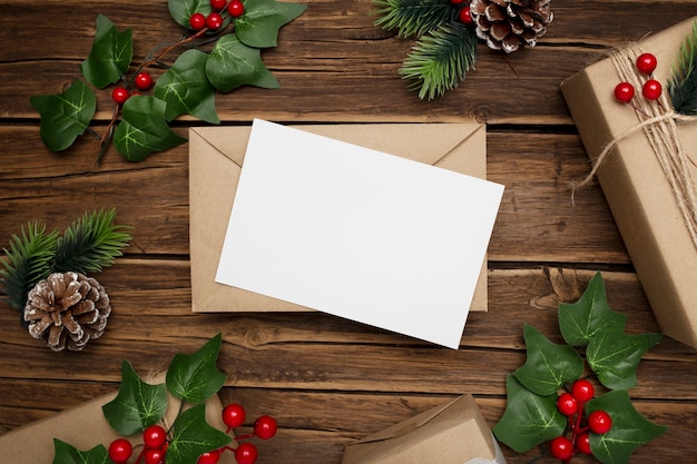 Photo gratuite gui et cadeaux de noël sur table en bois rustique