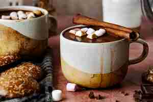 Photo gratuite guimauves trempées dans la photographie culinaire de noël au chocolat chaud