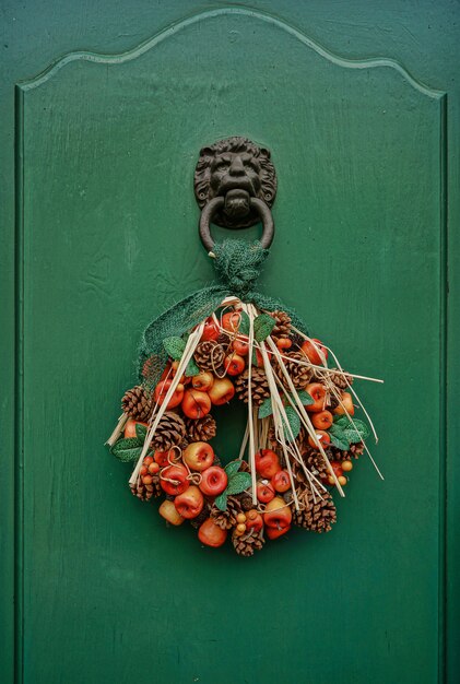 Guirlande artificielle de porte d'entrée avec pommes de pin et fruits