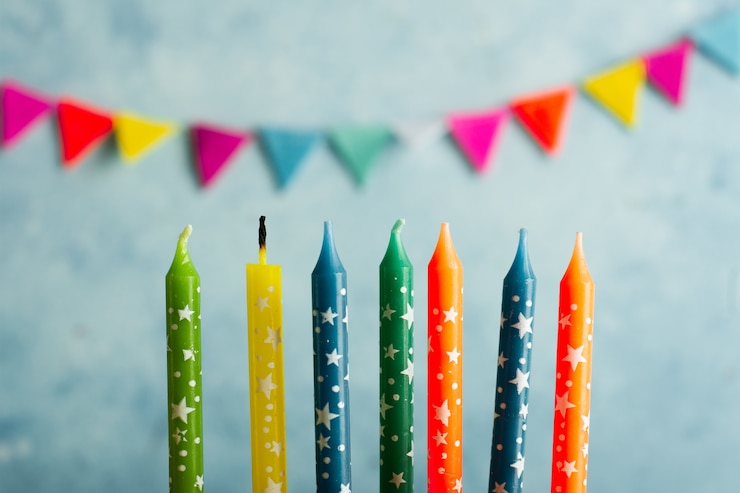 Photo gratuit guirlande défocalisée avec bougies d'anniversaire multicolores