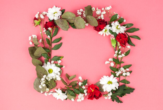 Guirlande de fleurs rouges et blanches en face de fond de pêche