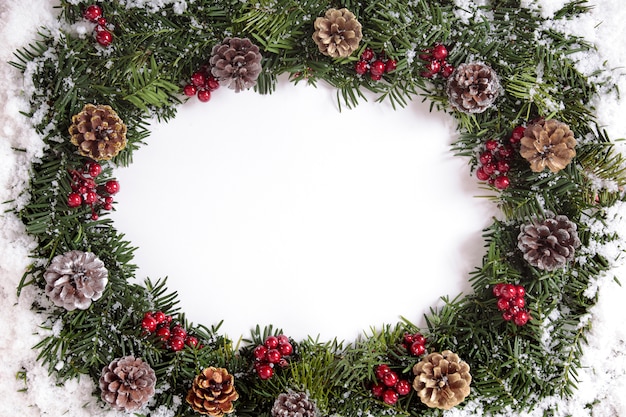 Photo gratuite guirlande de noël sur fond blanc