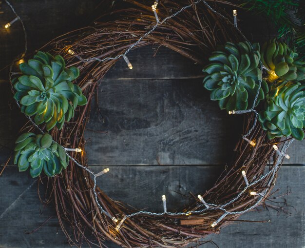 Guirlande de porte de Noël faite de branches et de suculentus.