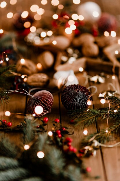 Guirlandes de boules de papier avec des lumières de Noël sur une table en bois