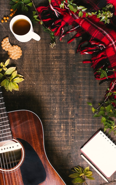 Guitare acoustique vue de dessus sur fond en bois avec espace de copie