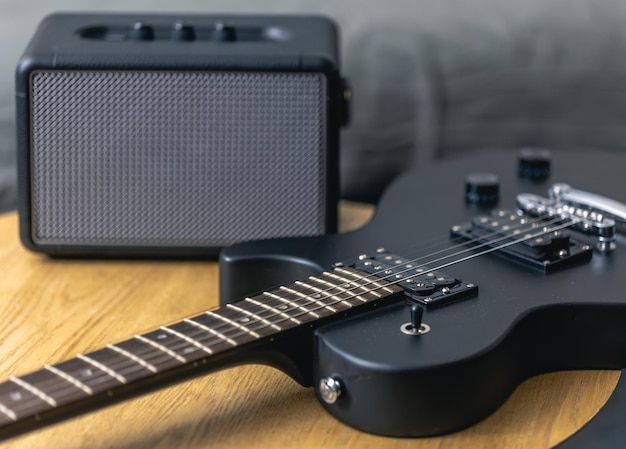 Photo gratuite guitare électrique noire et haut-parleur amplificateur de guitare rapprochée équipement musical