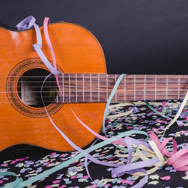 Guitare espagnole avec confettis