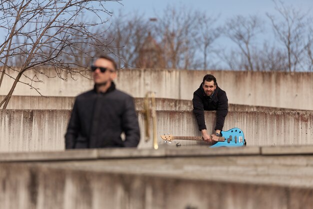 Guitariste suspendu au mur