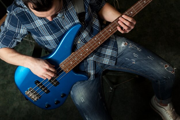 Guitariste avec une vue de dessus de guitare bleue