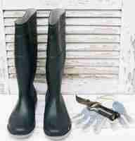 Photo gratuite gumboots avec sécateur et gants