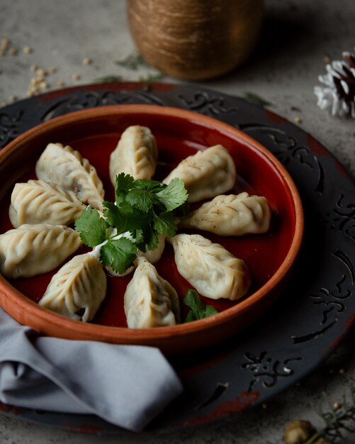 gurza azerbaijani boulettes servies avec du yaourt dans l'interdiction de la poterie