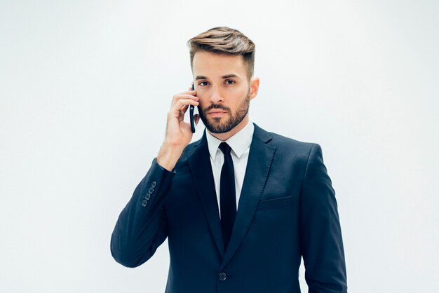 guy d&#39;affaires Handsome avec un téléphone mobile