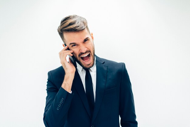 guy d&#39;affaires Handsome avec un téléphone portable en criant