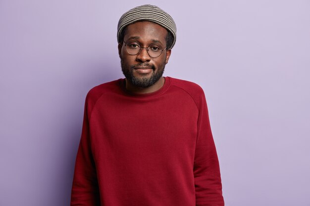 Guy afro-américain portant chemise rouge et chapeau à la mode