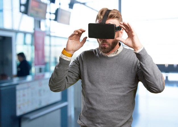 Guy appréciant avec des lunettes de réalité virtuelle