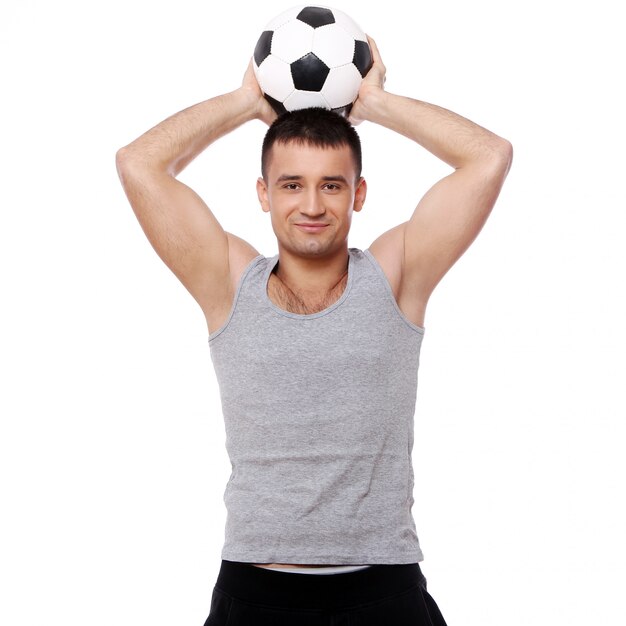 Guy attrayant tenant le ballon de soccer