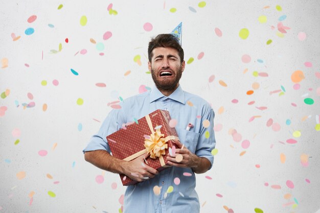 Guy Avec Chapeau De Fête Et Confettis