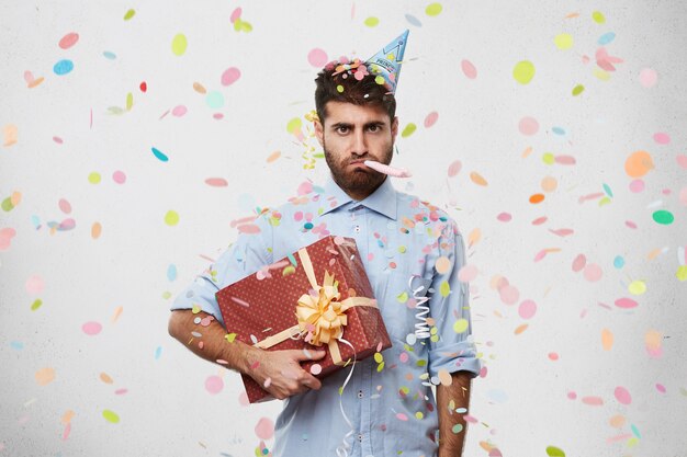 Guy avec chapeau de fête et confettis