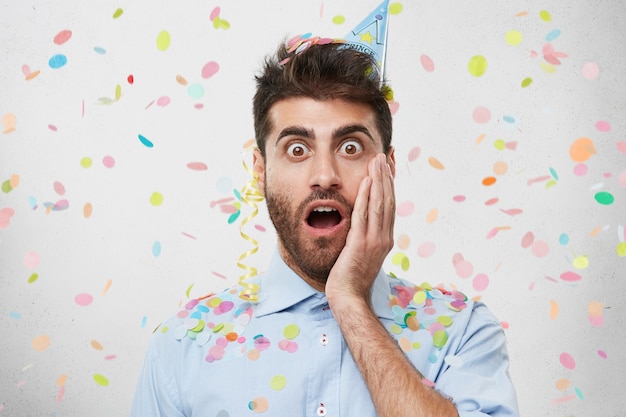 Guy avec chapeau de fête et confettis