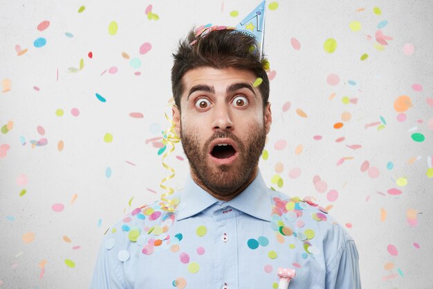 Guy avec chapeau de fête et confettis