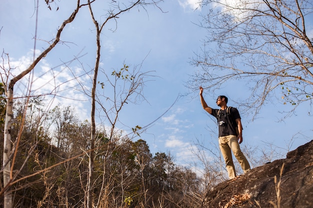 Guy sur une colline avec des arbres