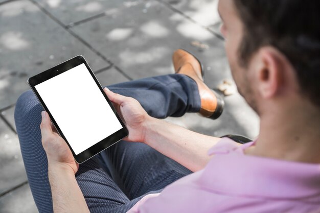 Guy de culture à l&#39;aide d&#39;une tablette dans la rue