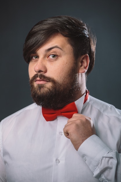 Guy dans une chemise blanche avec noeud de cravate rouge