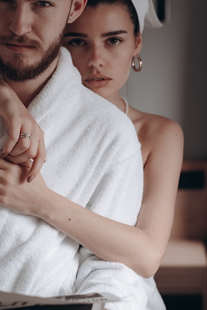 Guy dans un manteau blanc et une femme dans une serviette