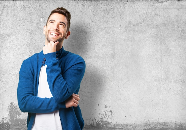 Guy dans une veste bleue pensée