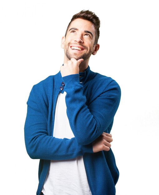 Guy dans une veste bleue pensée