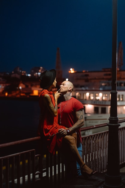 Photo gratuite guy et fille s'embrassant sur un fond du port de nuit