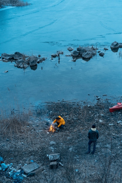 Photo gratuite guy sur le lac fait un feu