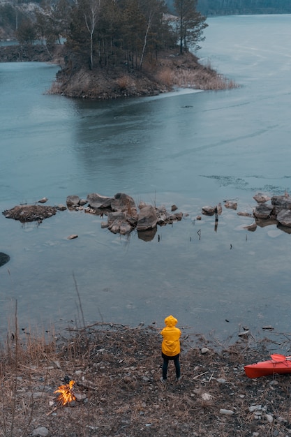 Photo gratuite guy sur le lac fait un feu