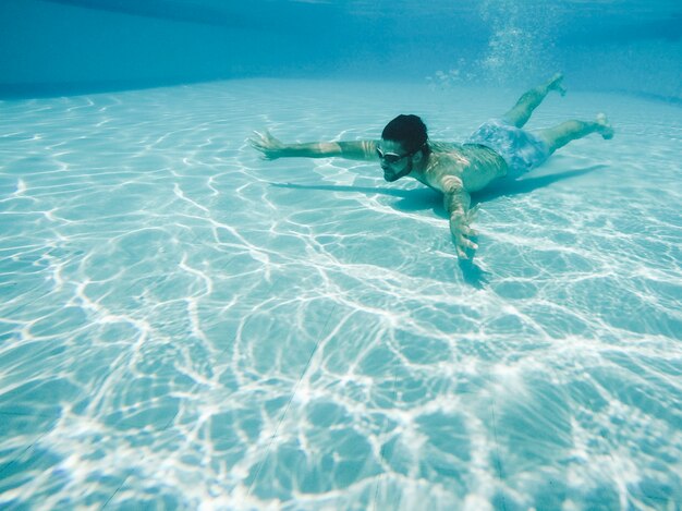 Guy plongée dans la piscine