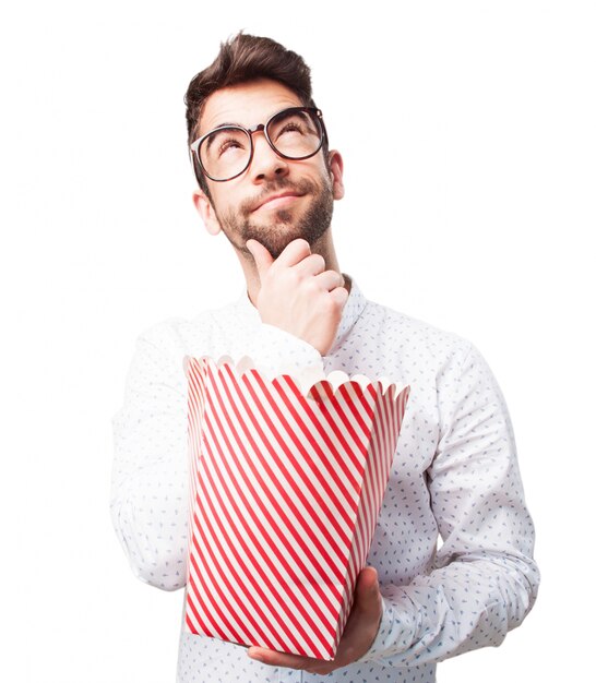 Guy avec pop-corn réflexion sur le film