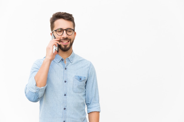 Guy positif parler sur téléphone portable