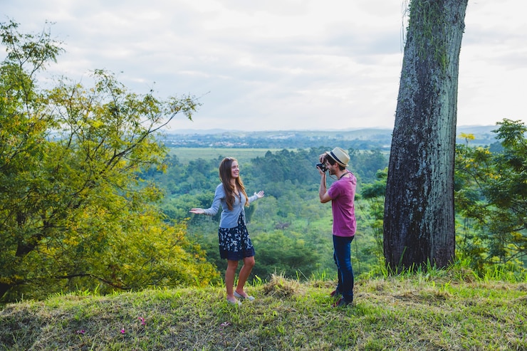 Photo gratuit guy prenant une photo de petite amie dans la campagne