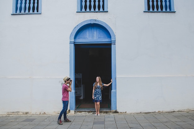 Guy prenant une photo de petite amie dans une entrée