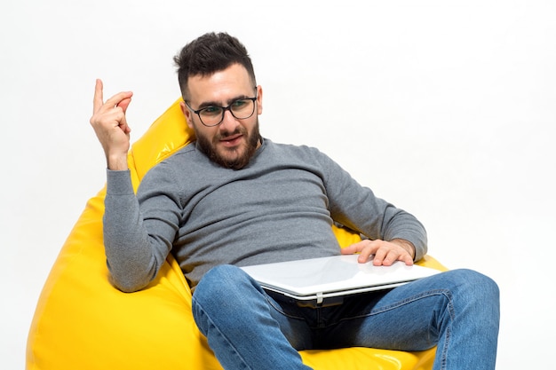 Guy a pris une idée alors qu'il était assis sur une chaise pouf jaune