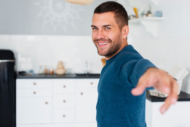 Guy regardant la caméra et étirant un bras