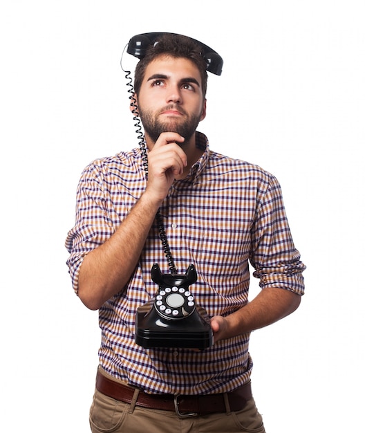 guy téléphone pensive homme pensant