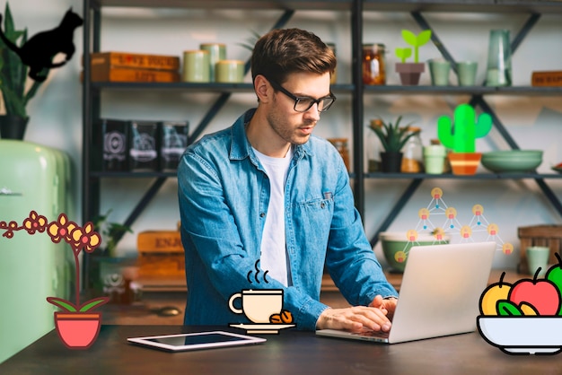 Photo gratuite guy travaillant sur un ordinateur portable et entouré des icônes