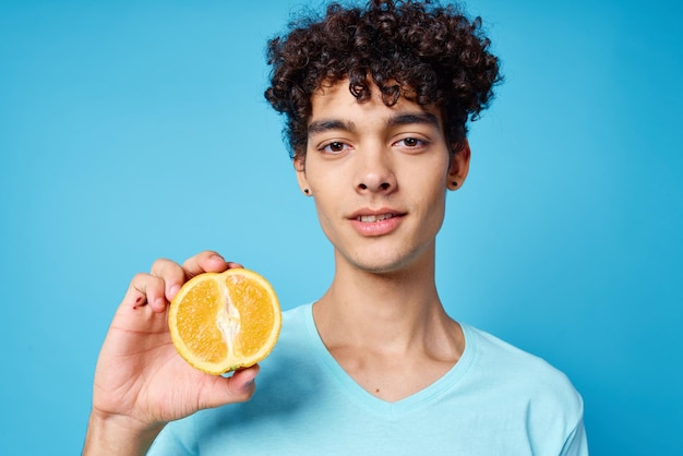 Guy tshirt avec orange dans ses mains fruits aliments sains