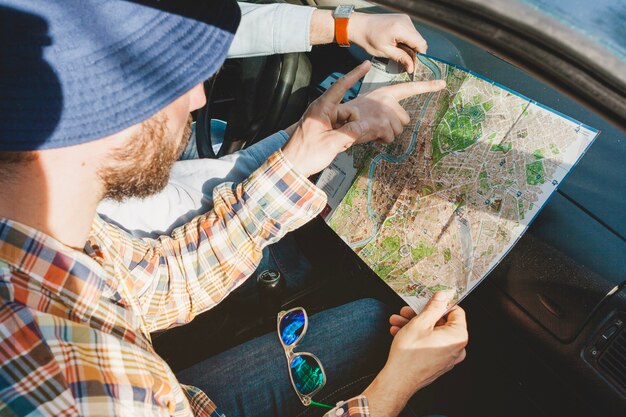 Guy en voiture avec carte