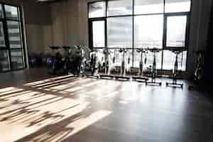 Photo gratuite gymnase avec équipement de cyclisme en salle