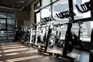 Photo gratuite gymnase avec équipement de cyclisme en salle