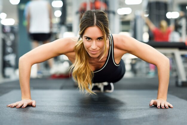 gymnase muscles femme exercice de la santé